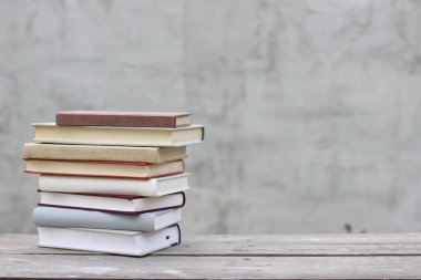 Tahta bir kutuda yığınla kitap.