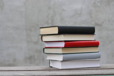 Tahta bir kutuda yığınla kitap.