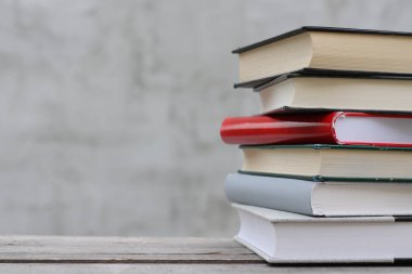 Tahta bir kutuda yığınla kitap.