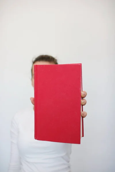 Una Giovane Ragazza Tiene Mano Libro — Foto Stock