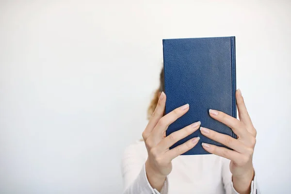 Una Giovane Ragazza Tiene Mano Libro — Foto Stock