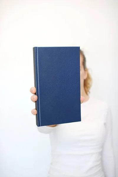 Ein Junges Mädchen Hält Ein Buch Der Hand — Stockfoto