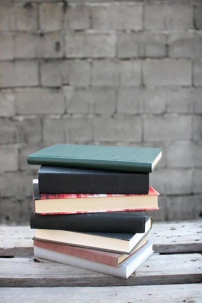 Bücherstapel Auf Einer Holzkiste — Stockfoto