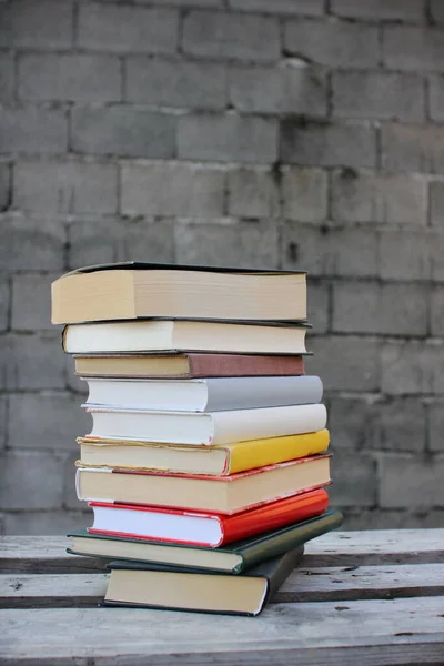 Bücherstapel Auf Einer Holzkiste — Stockfoto