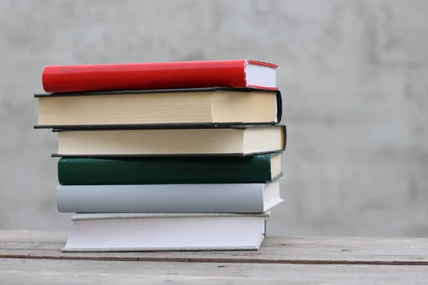 Pilha Livros Uma Caixa Madeira — Fotografia de Stock