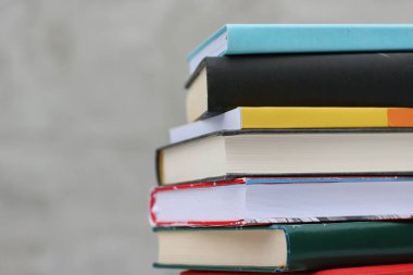 Gri arkaplan üzerine kitap yığını