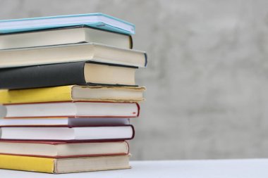 Gri arkaplan üzerine kitap yığını