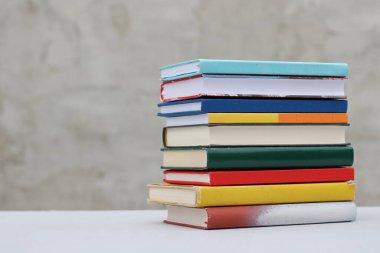 Gri arkaplan üzerine kitap yığını