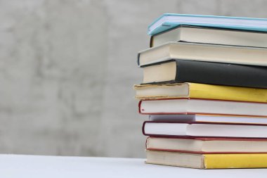 Gri arkaplan üzerine kitap yığını