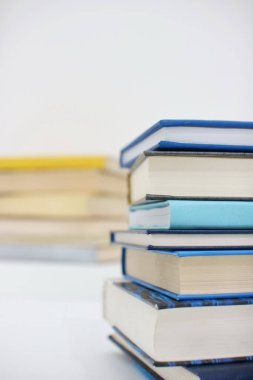 Beyaz arkaplan üzerine kitap yığını