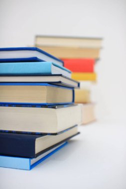 Beyaz arkaplan üzerine kitap yığını