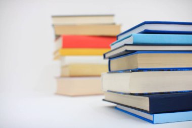 Beyaz arkaplan üzerine kitap yığını