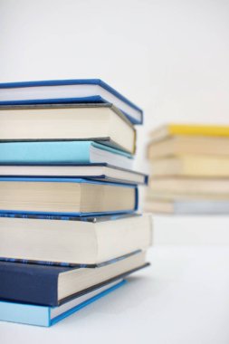 Beyaz arkaplan üzerine kitap yığını