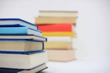 Beyaz arkaplan üzerine kitap yığını
