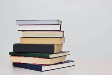 Beyaz arkaplan üzerine kitap yığını