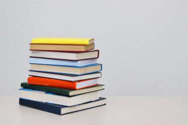 Beyaz arkaplan üzerine kitap yığını