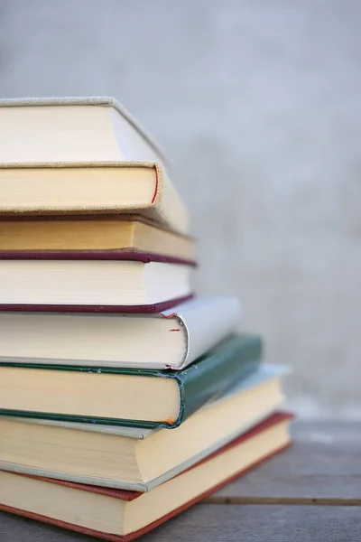 Gri arkaplan üzerine kitap yığını