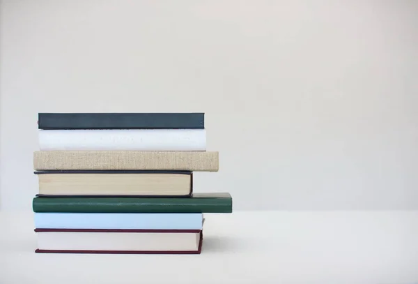 Pilha Livros Sobre Fundo Branco — Fotografia de Stock