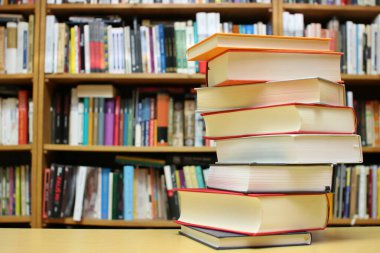 Kütüphanede kitap yığını