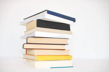 Beyaz arkaplan üzerine kitap yığını