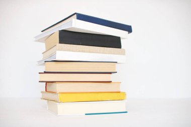 Beyaz arkaplan üzerine kitap yığını