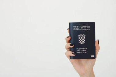 Hırvat pasaportu kızın elinde