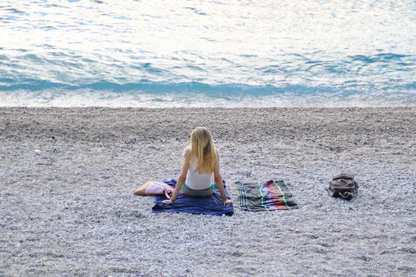 Beautiful Woman Resting Beach Sea — Stock Photo, Image