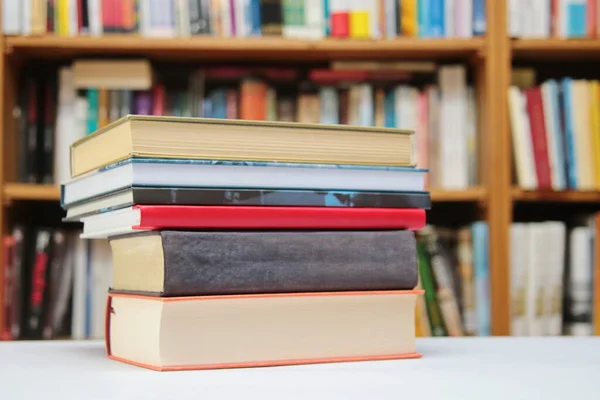 Bücherstapel Der Bibliothek — Stockfoto