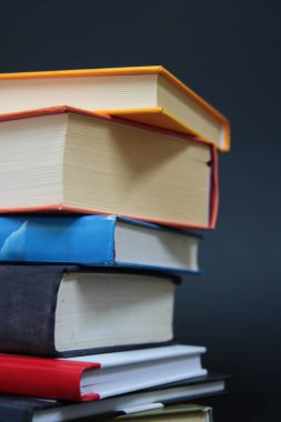 Siyah arkaplan üzerine kitap yığını