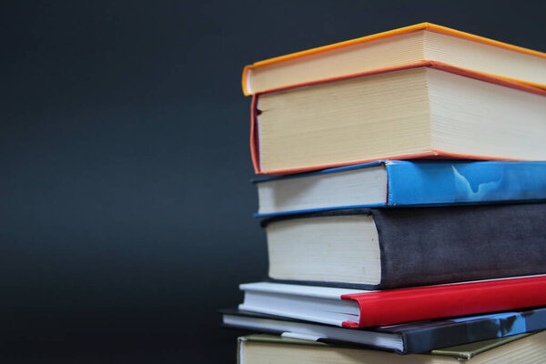 Куча книг на черном фоне