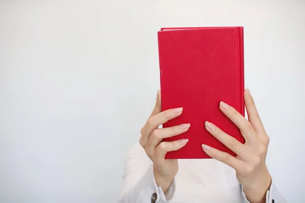 Ein Junges Mädchen Hält Ein Buch Der Hand — Stockfoto