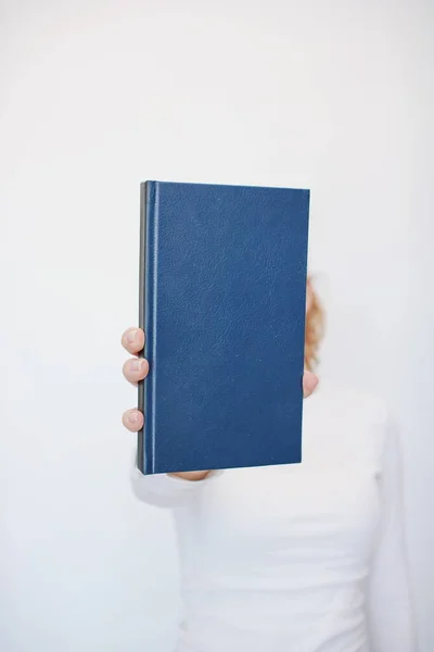 Uma Jovem Tem Livro Mão — Fotografia de Stock
