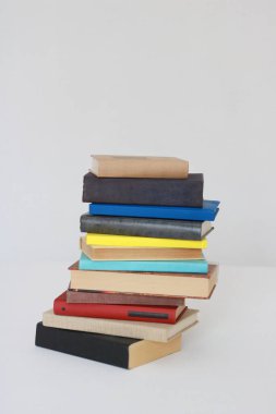 Beyaz arkaplan üzerine kitap yığını