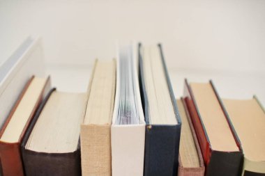 Beyaz arkaplan üzerine kitap yığını