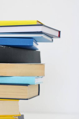 Beyaz arkaplan üzerine kitap yığını