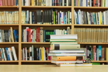  Kütüphanede kitap yığını