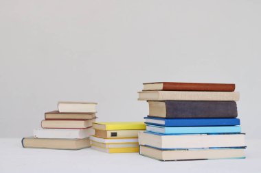 Beyaz arkaplan üzerine kitap yığını