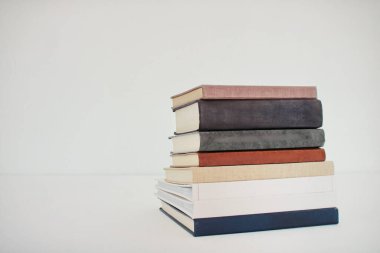 Beyaz arkaplan üzerine kitap yığını