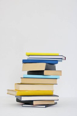 Beyaz arkaplan üzerine kitap yığını