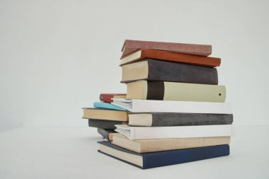 Beyaz arkaplan üzerine kitap yığını