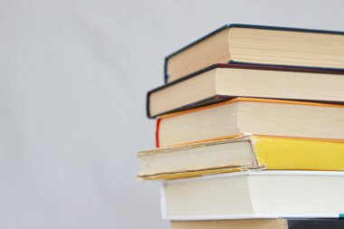 Beyaz arkaplan üzerine kitap yığını