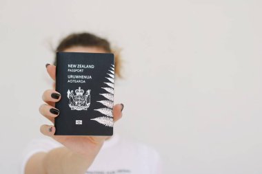 Yeni Zelanda pasaportu kızın elinde.