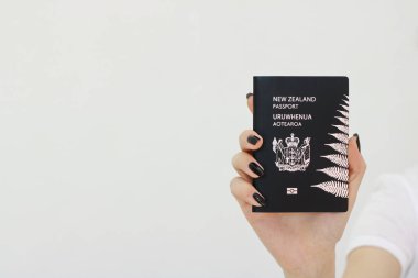 Yeni Zelanda pasaportu kızın elinde.