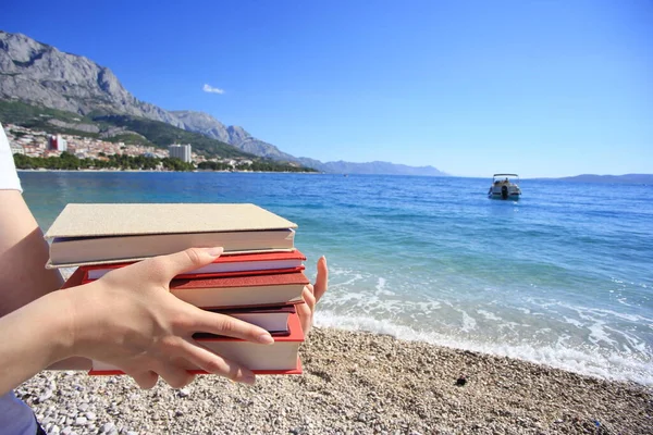 Young Pretty Girl Holds Books Her Hands Beach Sea — Stock Photo, Image