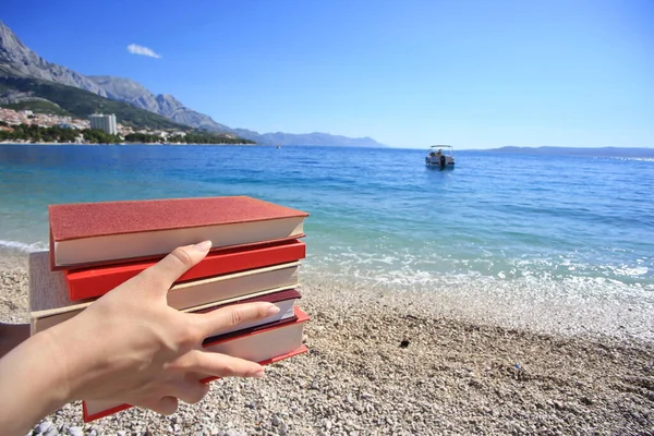 Young Pretty Girl Holds Books Her Hands Beach Sea — Stock Photo, Image