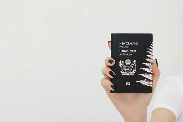 Pasaporte Nueva Zelanda Mano Chica — Foto de Stock