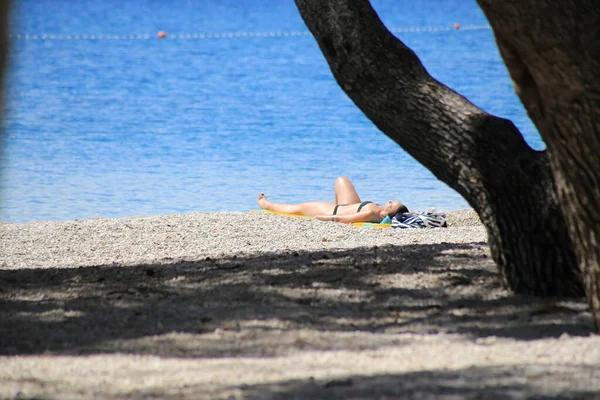 Una Joven Tomando Sol Playa Junto Mar — Foto de Stock