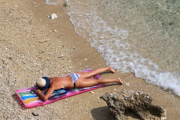 Makarska Κροατία 2020 Νεαρή Γυναίκα Κάνει Ηλιοθεραπεία Στην Παραλία Δίπλα — Φωτογραφία Αρχείου