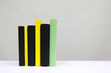 Beyaz üzerine kitap yığını