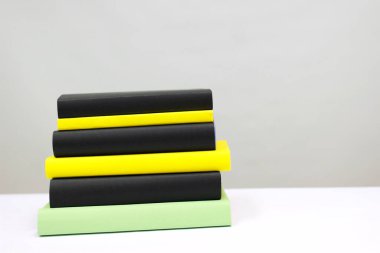 Beyaz üzerine kitap yığını